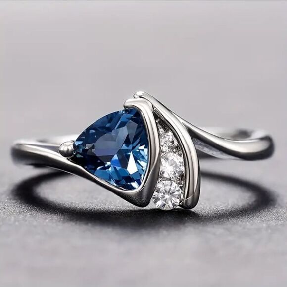 Luxurious Saphire crystal ring sz 6 - Picture 1 of 7